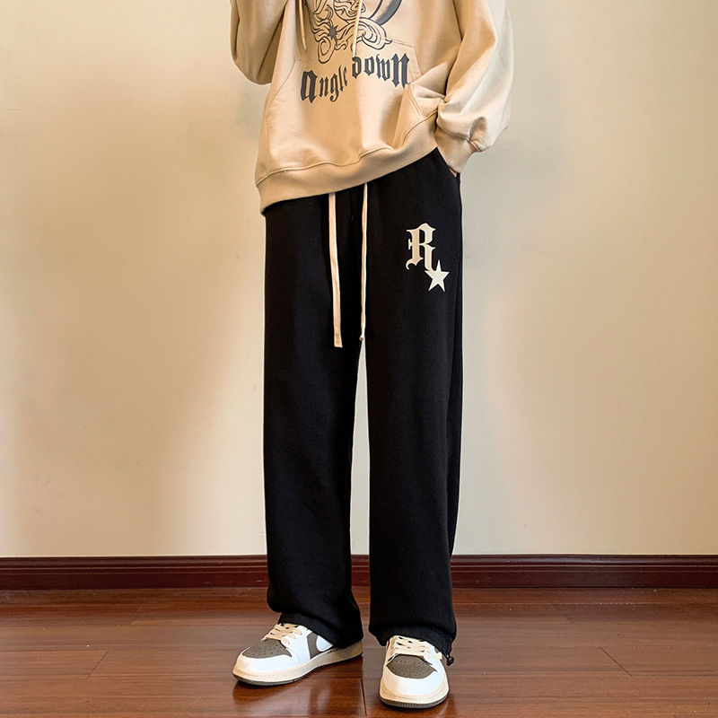 Muške sweatpants u Hong Kong stilu, ravni kroj, srednji pojas, vezanje vrpcom, mikroelastičnost, 95% poliester, smjesa kemijskih vlakana