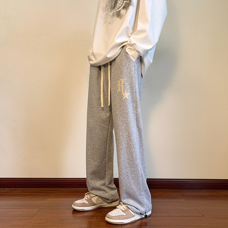 Muške sweatpants u Hong Kong stilu, ravni kroj, srednji pojas, vezanje vrpcom, mikroelastičnost, 95% poliester, smjesa kemijskih vlakana