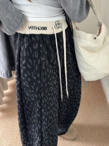 Ženske široke casual hlače s leopard uzorom, fleece podstava, poliester tkanina, elastični pojas, zimski model 2025