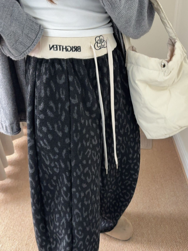 Ženske široke casual hlače s leopard uzorom, fleece podstava, poliester tkanina, elastični pojas, zimski model 2025