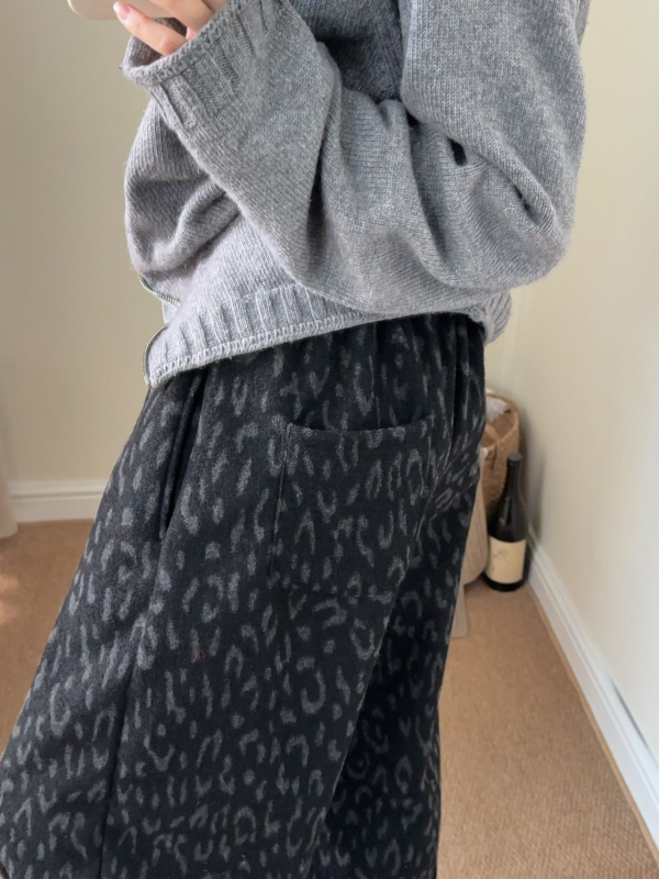 Ženske široke casual hlače s leopard uzorom, fleece podstava, poliester tkanina, elastični pojas, zimski model 2025