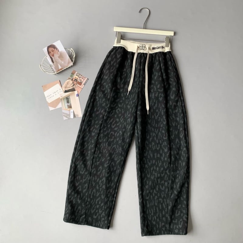 Ženske široke casual hlače s leopard uzorom, fleece podstava, poliester tkanina, elastični pojas, zimski model 2025