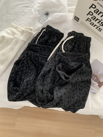 Ženske leopard uzorka hlače s fleeceom, široke nogavice, visokim strukom, dužina do poda — materijal: tkanina; poliester 70–80%