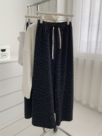 Ženske leopard uzorka hlače s fleeceom, široke nogavice, visokim strukom, dužina do poda — materijal: tkanina; poliester 70–80%