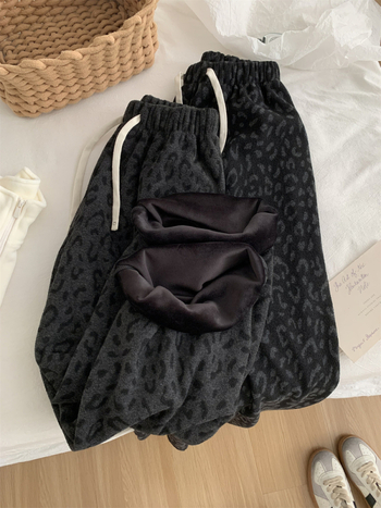 Ženske leopard uzorka hlače s fleeceom, široke nogavice, visokim strukom, dužina do poda — materijal: tkanina; poliester 70–80%