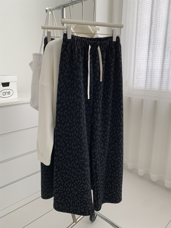 Ženske leopard uzorka hlače s fleeceom, široke nogavice, visokim strukom, dužina do poda — materijal: tkanina; poliester 70–80%