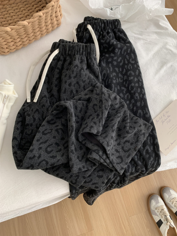 Ženske leopard uzorka hlače s fleeceom, široke nogavice, visokim strukom, dužina do poda — materijal: tkanina; poliester 70–80%