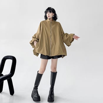 Jakna sa stojećim ovratnikom, zatvara se patentnim zatvaračem, širok kroj, A-linija vjetrovka, proljeće 2025