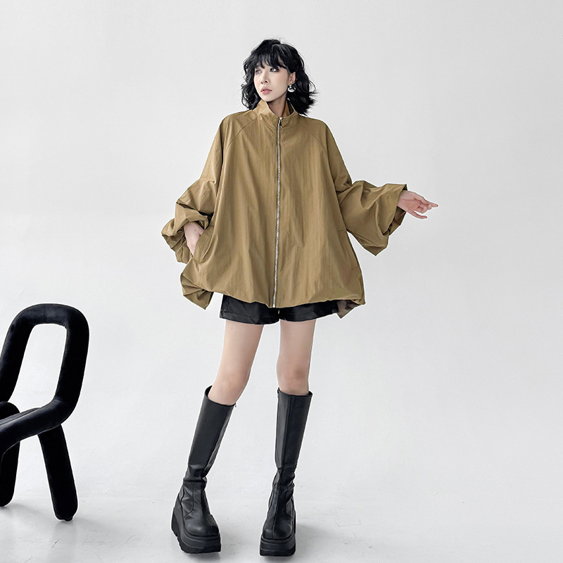 Jakna sa stojećim ovratnikom, zatvara se patentnim zatvaračem, širok kroj, A-linija vjetrovka, proljeće 2025