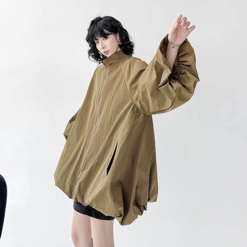 Jakna sa stojećim ovratnikom, zatvara se patentnim zatvaračem, širok kroj, A-linija vjetrovka, proljeće 2025