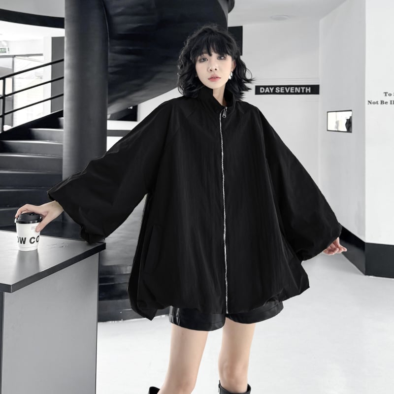 Jakna sa stojećim ovratnikom, zatvara se patentnim zatvaračem, širok kroj, A-linija vjetrovka, proljeće 2025