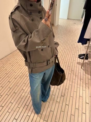 Urr Room25S Kratka windbreaker jakna s vezivanjem, dvostruko kopčanje, zakrivljena silueta, stojeći ovratnik, pamuk i regenerirana celuloza, za žene