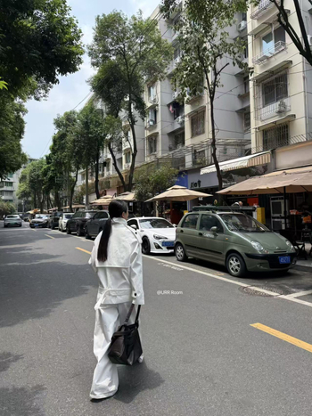 Urr Room25S Kratka windbreaker jakna s vezivanjem, dvostruko kopčanje, zakrivljena silueta, stojeći ovratnik, pamuk i regenerirana celuloza, za žene