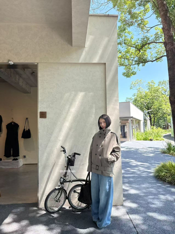 Urr Room25S Kratka windbreaker jakna s vezivanjem, dvostruko kopčanje, zakrivljena silueta, stojeći ovratnik, pamuk i regenerirana celuloza, za žene