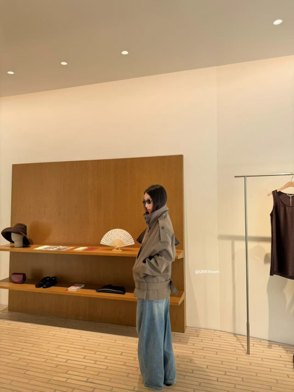 Urr Room25S Kratka windbreaker jakna s vezivanjem, dvostruko kopčanje, zakrivljena silueta, stojeći ovratnik, pamuk i regenerirana celuloza, za žene