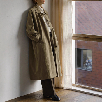 Duga pamučna vetrovka s pamučnom podstavom (glavna tkanina 71–80% pamuk), jednostruko zatvaranje, rever