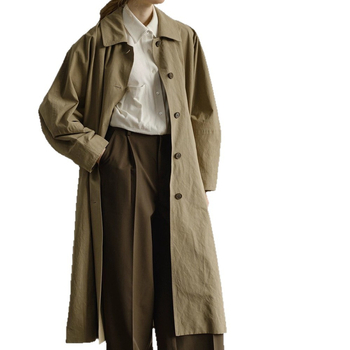 Duga pamučna vetrovka s pamučnom podstavom (glavna tkanina 71–80% pamuk), jednostruko zatvaranje, rever