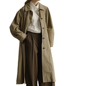 Duga pamučna vetrovka s pamučnom podstavom (glavna tkanina 71–80% pamuk), jednostruko zatvaranje, rever