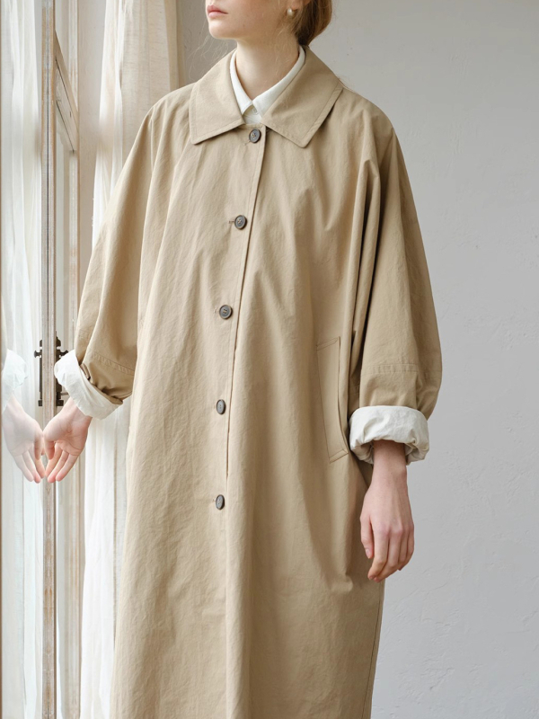 Duga pamučna vetrovka s pamučnom podstavom (glavna tkanina 71–80% pamuk), jednostruko zatvaranje, rever