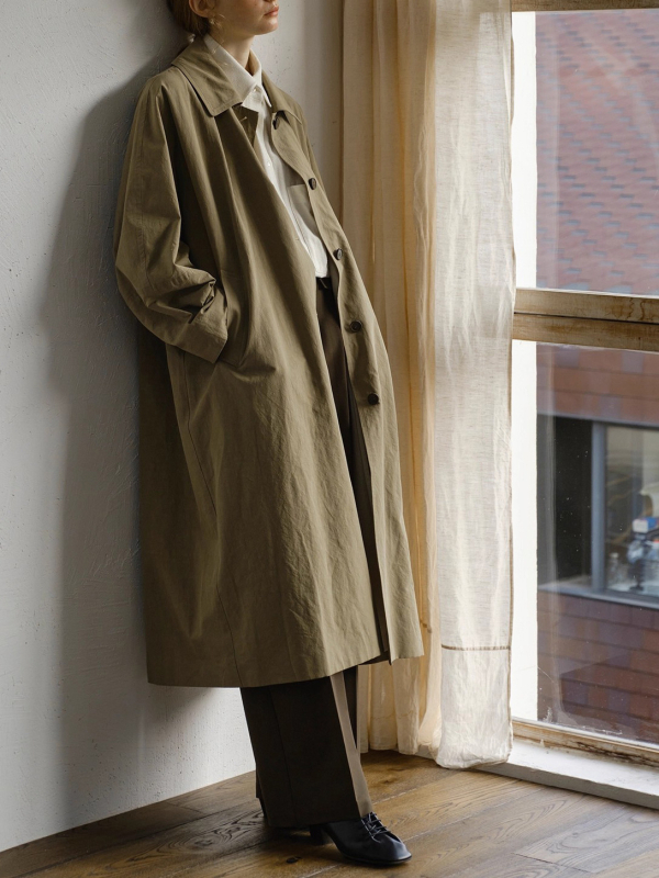 Duga pamučna vetrovka s pamučnom podstavom (glavna tkanina 71–80% pamuk), jednostruko zatvaranje, rever