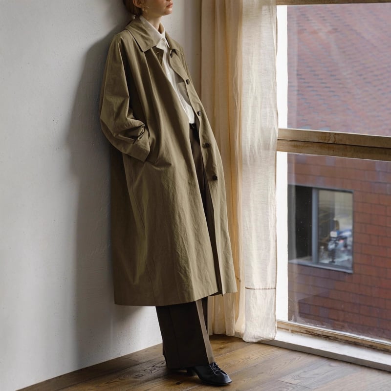 Duga pamučna vetrovka s pamučnom podstavom (glavna tkanina 71–80% pamuk), jednostruko zatvaranje, rever