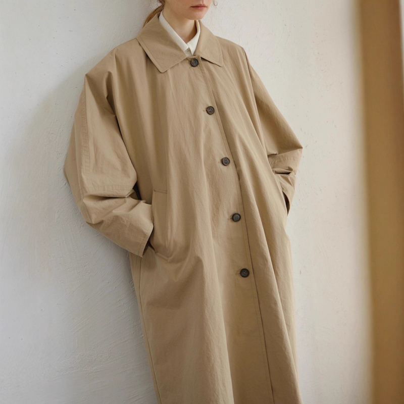 Duga pamučna vetrovka s pamučnom podstavom (glavna tkanina 71–80% pamuk), jednostruko zatvaranje, rever