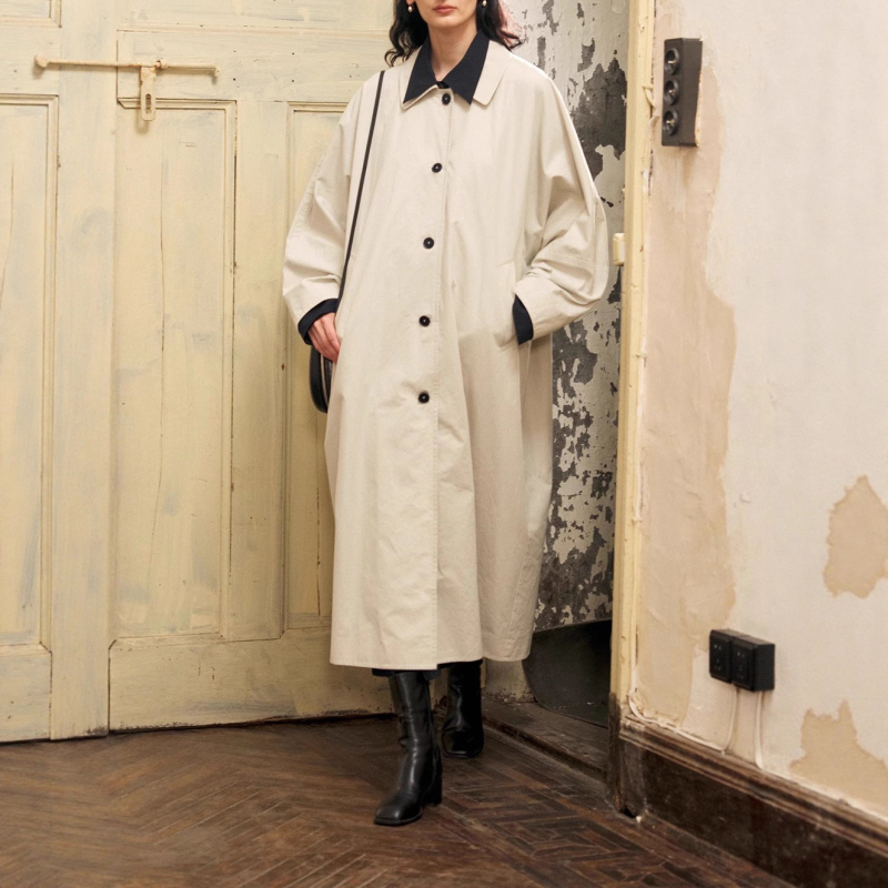 Duga pamučna vetrovka s pamučnom podstavom (glavna tkanina 71–80% pamuk), jednostruko zatvaranje, rever