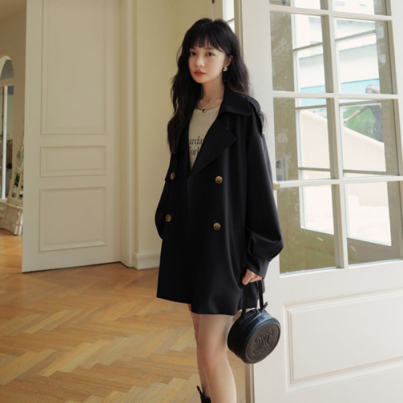 Ženski trench coat od poliestera, polo ovratnik, dugi rukavi, gradski stil, zimska sezona 2023