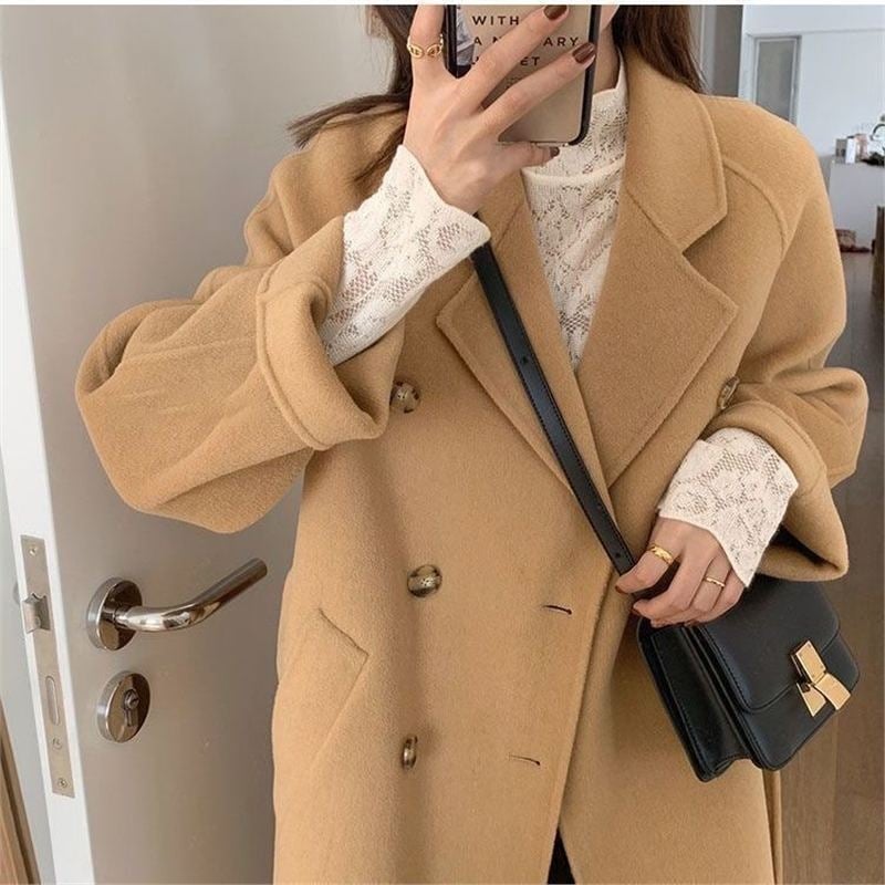 Средно дълго дамско палто за есенно-зимния сезон, Hepburn вдъхновено, стил Hong Kong, Corduroy плат с козина зайче под 30% съдържание