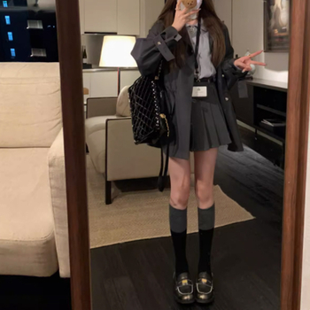 Ženski trench kaput srednje duljine u britskom stilu, ovratnik s reverom, kopčanje na gumb, materijal poliester-spandeks, širok kroj, dugi rukavi