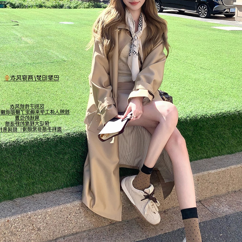 Ženski trench kaput srednje duljine u britskom stilu, ovratnik s reverom, kopčanje na gumb, materijal poliester-spandeks, širok kroj, dugi rukavi