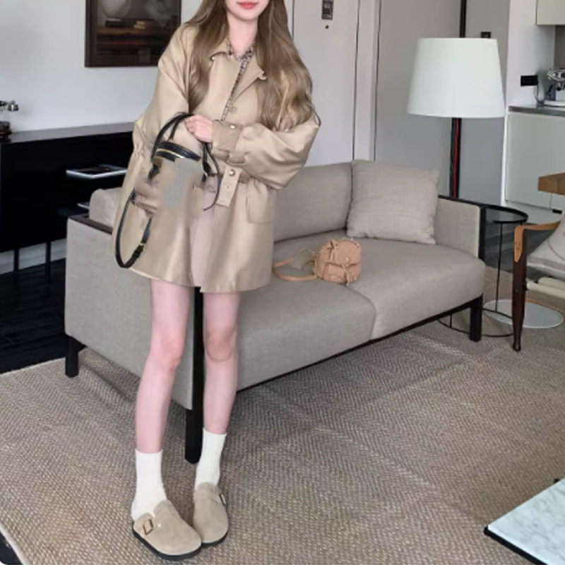 Ženski trench kaput srednje duljine u britskom stilu, ovratnik s reverom, kopčanje na gumb, materijal poliester-spandeks, širok kroj, dugi rukavi