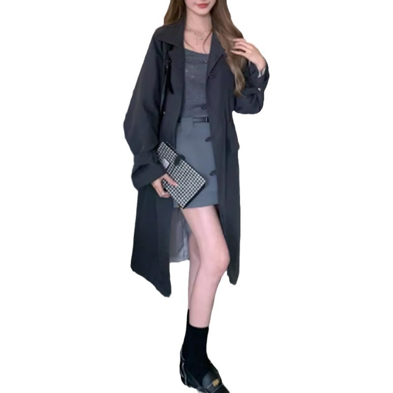 Ženski trench kaput srednje duljine u britskom stilu, ovratnik s reverom, kopčanje na gumb, materijal poliester-spandeks, širok kroj, dugi rukavi
