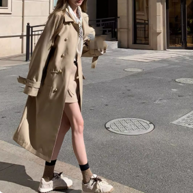 Ženski trench kaput srednje duljine u britskom stilu, ovratnik s reverom, kopčanje na gumb, materijal poliester-spandeks, širok kroj, dugi rukavi