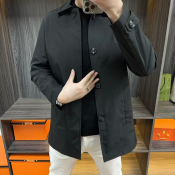 Kaput srednje dužine s ovratnikom, kopčanje na jedan red gumba, prilagođen kroj; Vinylon 40% smjesa, podstava poliester; proljeće-jesen