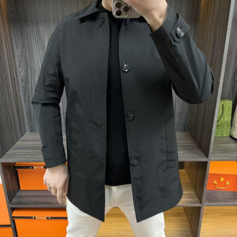 Kaput srednje dužine s ovratnikom, kopčanje na jedan red gumba, prilagođen kroj; Vinylon 40% smjesa, podstava poliester; proljeće-jesen