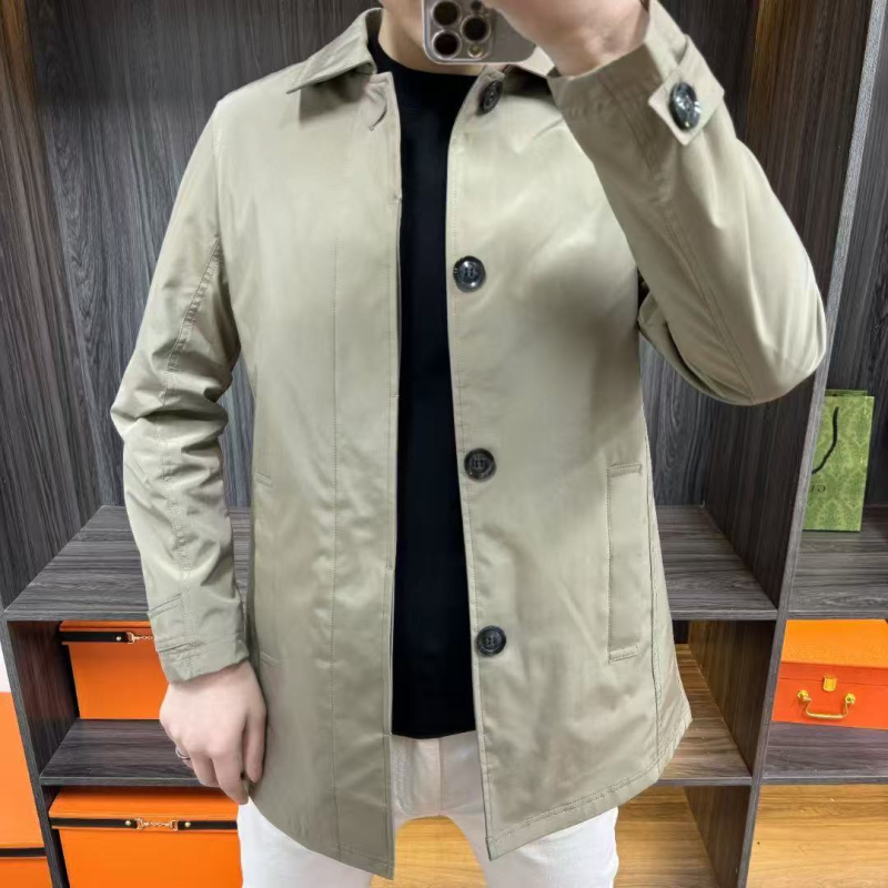 Kaput srednje dužine s ovratnikom, kopčanje na jedan red gumba, prilagođen kroj; Vinylon 40% smjesa, podstava poliester; proljeće-jesen