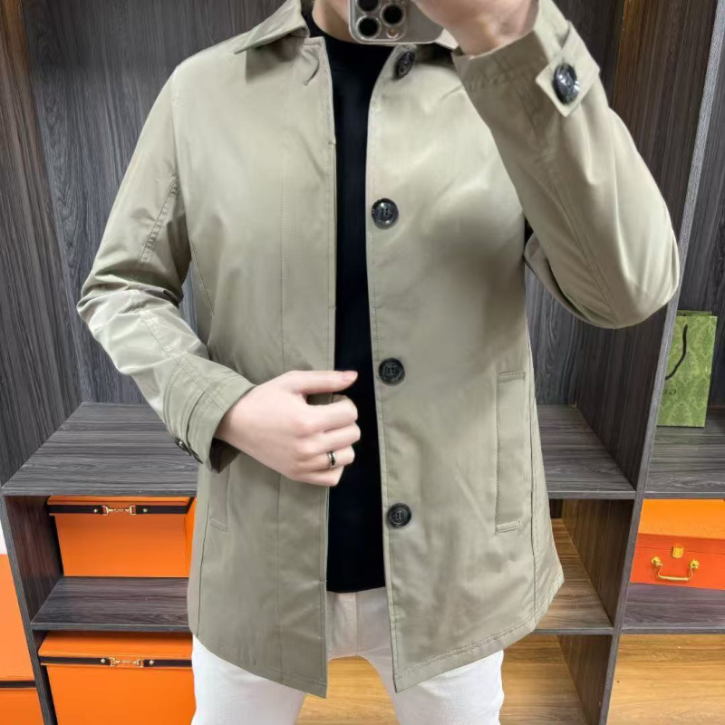 Kaput srednje dužine s ovratnikom, kopčanje na jedan red gumba, prilagođen kroj; Vinylon 40% smjesa, podstava poliester; proljeće-jesen