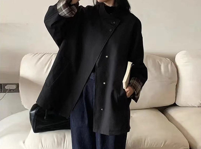 Kratki trench kaput, udoban kroj, japanski stil, proljeće 2025 (duljina 65–80 cm; poliester; stojeći ovratnik; jednostruko kopčanje; dugi rukavi)