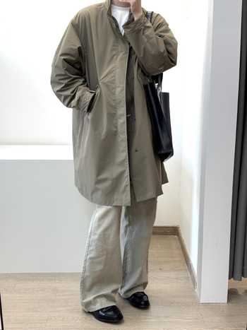 Állálló galléros esőkabát rövid fazon, egy soros záródás, modal szövet