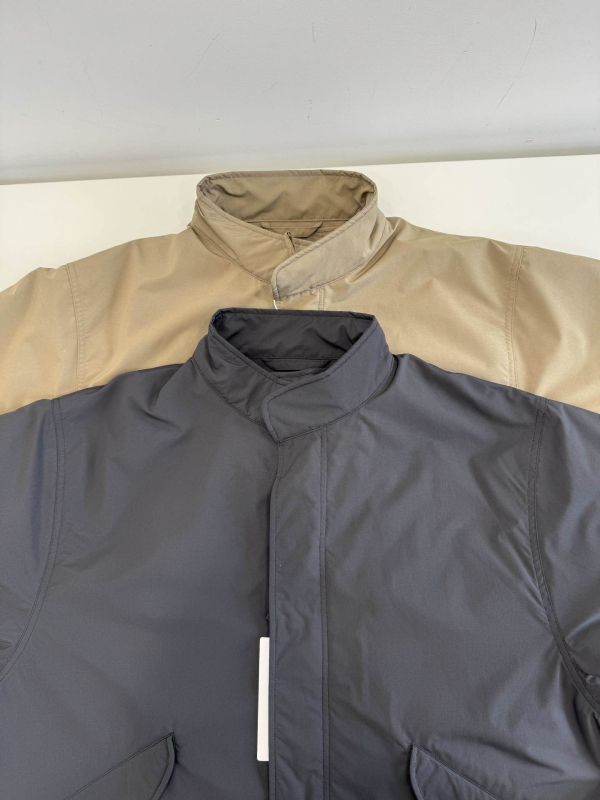 Állálló galléros esőkabát rövid fazon, egy soros záródás, modal szövet