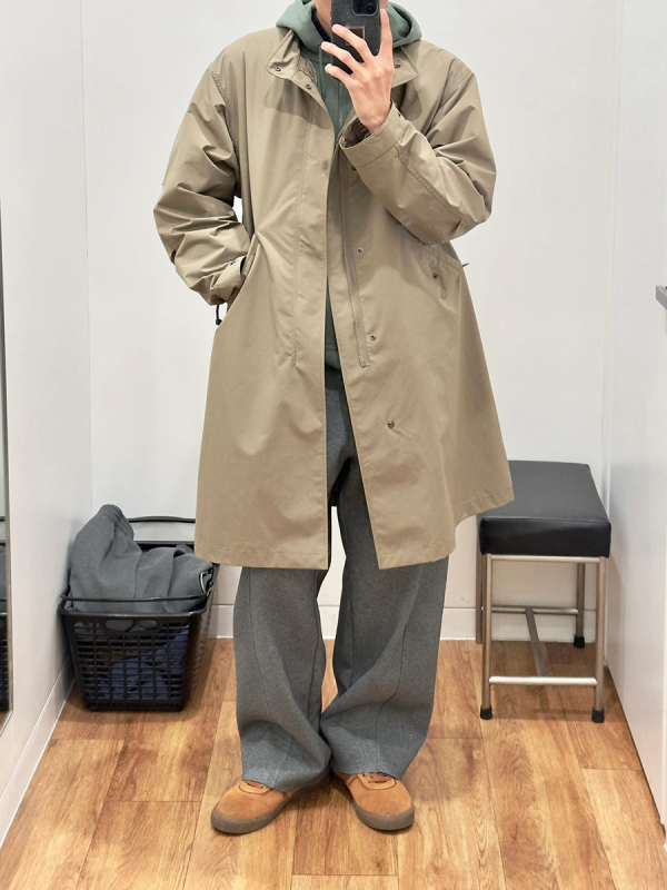 Állálló galléros esőkabát rövid fazon, egy soros záródás, modal szövet