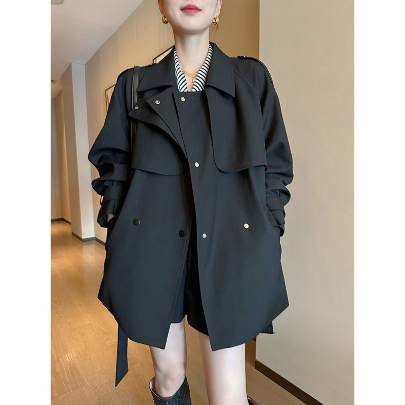 Poliesterski srednje duljine kaput-vek s stojećim ovratnikom i kapuljačom, duljina 50–65 cm, kraljevski ženski stil