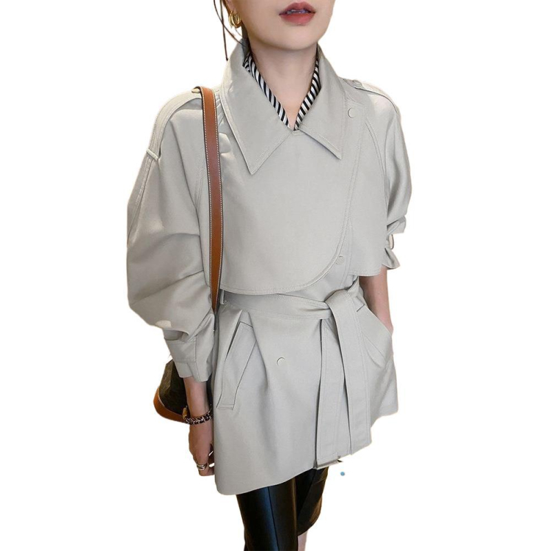 Poliesterski srednje duljine kaput-vek s stojećim ovratnikom i kapuljačom, duljina 50–65 cm, kraljevski ženski stil