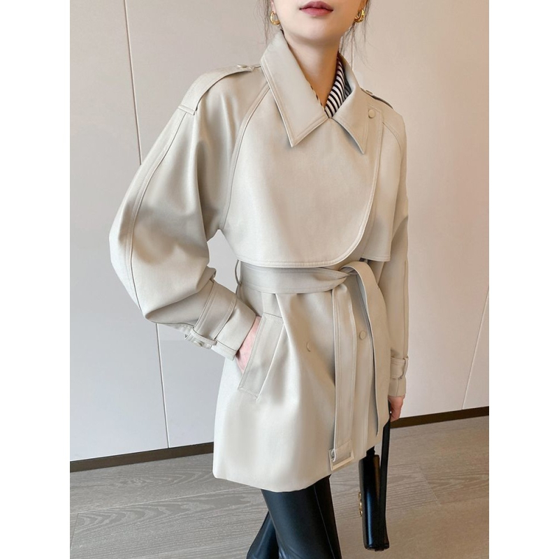 Poliesterski srednje duljine kaput-vek s stojećim ovratnikom i kapuljačom, duljina 50–65 cm, kraljevski ženski stil