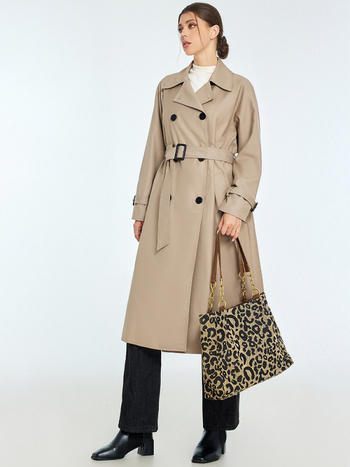 Дамски тренчкот от полиестер: свободен силует, двуредно копчета, лацкан