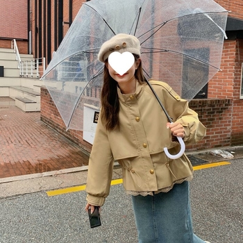 Ženski trench s stojećim ovratnikom, poliester, dugi rukavi, jednoredno kopčanje, duljina 50–65 cm