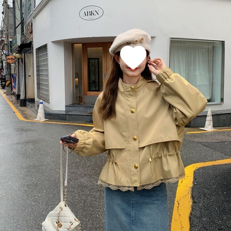 Ženski trench s stojećim ovratnikom, poliester, dugi rukavi, jednoredno kopčanje, duljina 50–65 cm