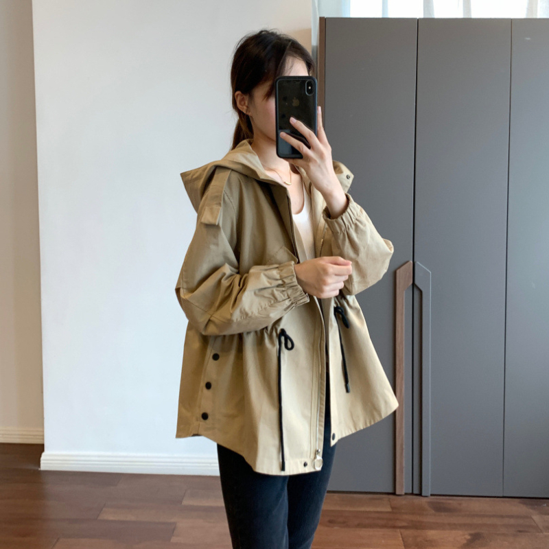 Windbreaker jakna s kapuljačom i strukom — mješavina pamuka i poliestera, glavni materijal poliester, srednja gustoća, ultra kratka duljina