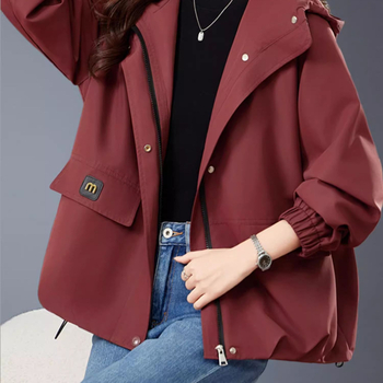 Kratka jakna s kapuljačom za žene – poliester, zatvarač, široka kroj, dugi rukavi, jesen 2025